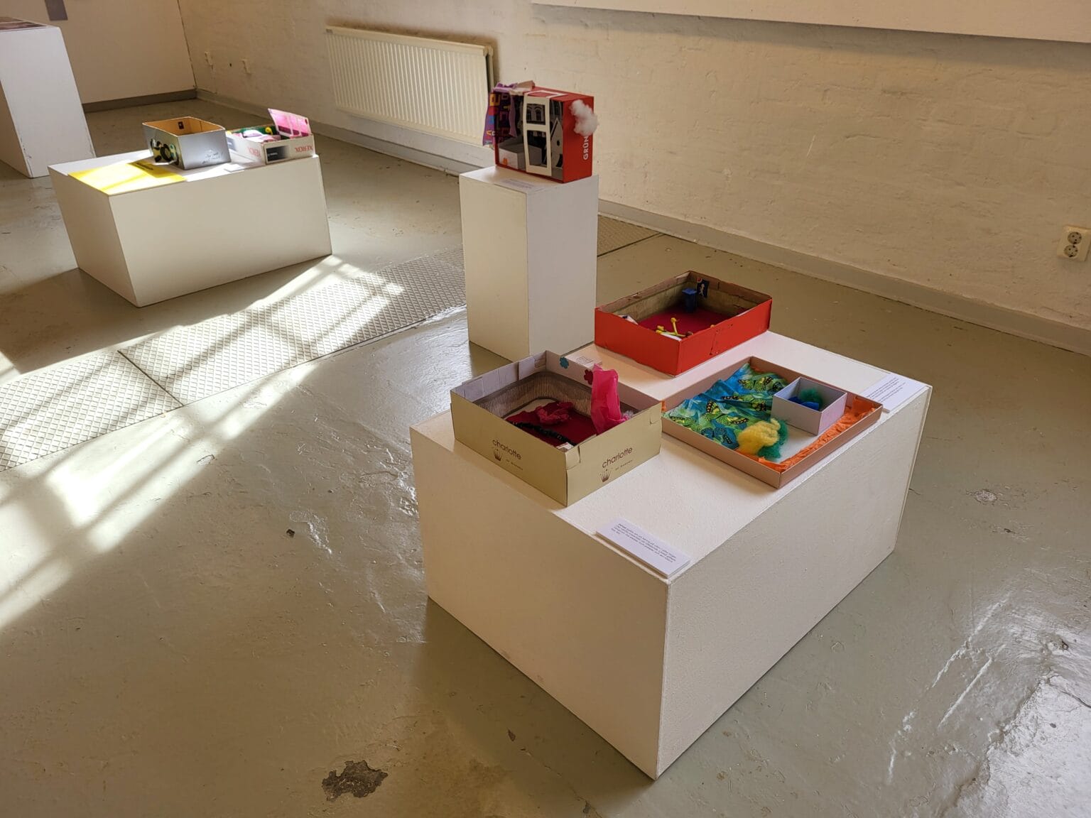 Hässleholm. Anpassad grundskola.  Barnen ställde ut på tema "Mitt rum" och hade arbetat med taktila material.